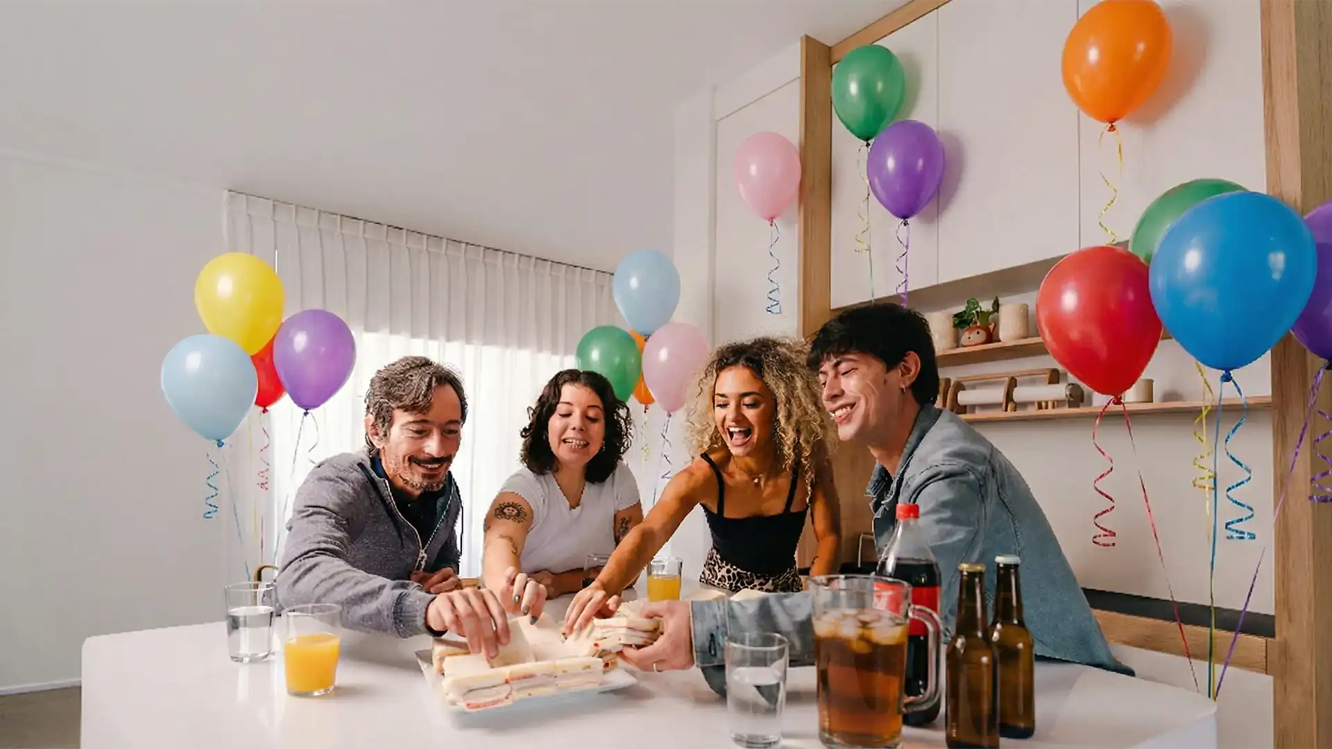 Personas celebrando un cumpleaños con Mamina